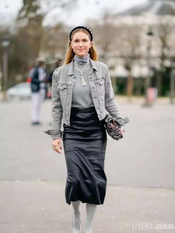 秋冬毛衣+项链配连衣裙成最火搭配,腿越长越好看