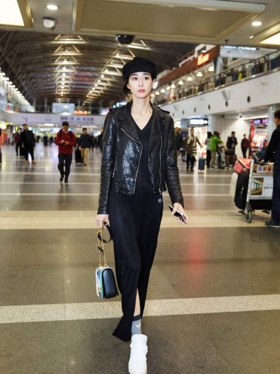 张钧甯迷上了帅气皮衣,最新机场街拍显高又显瘦