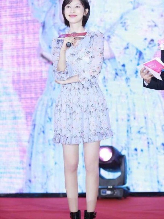 张俪拍照穿衣爱秀长腿，天冷也不忘露腿，大长腿性感就是任性！