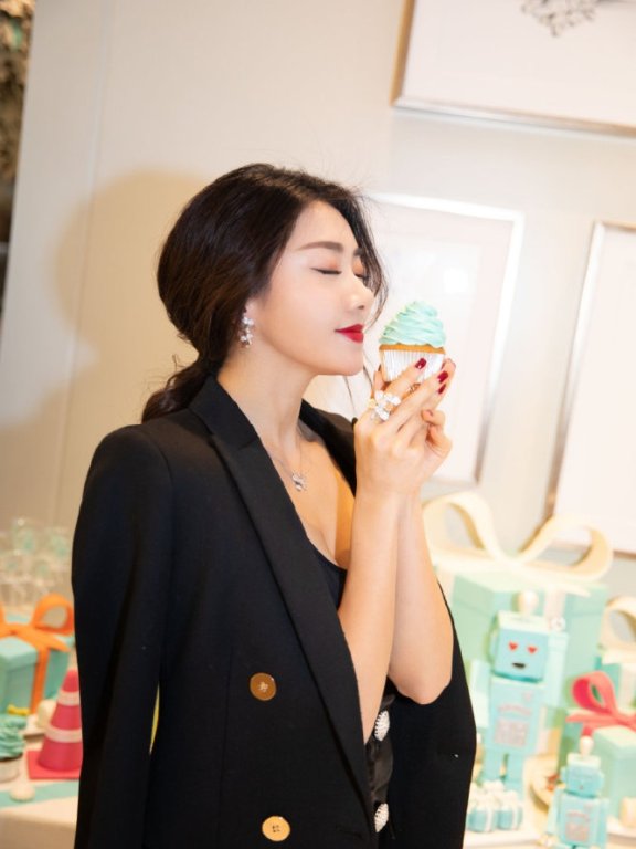 程晓玥同框倪妮稳赢,又一个“黑美人”诞生了