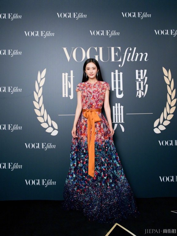 VogueFilm盛典大合影,周迅姚晨抢占C位,唐嫣杨幂气质动人更抢镜!