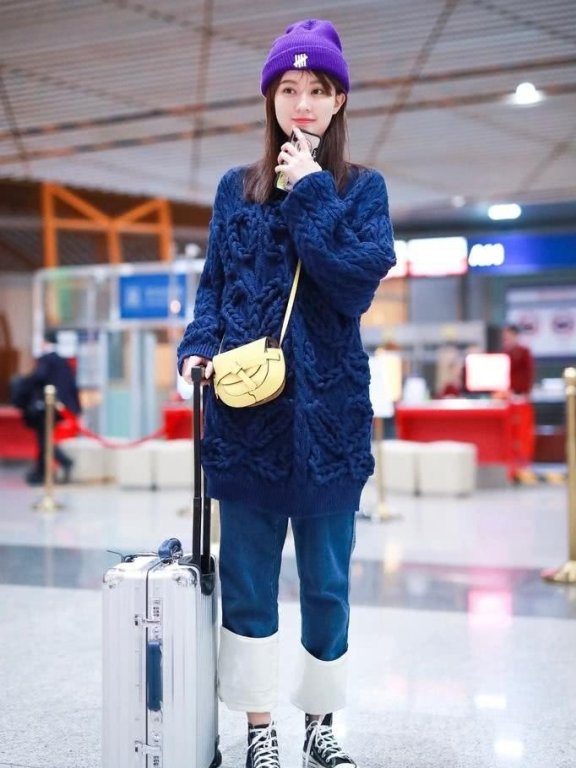 乔欣机场穿宽松毛衣+直筒裤，可爱又美美的