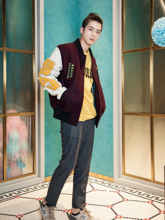 陈学冬飞行夹克亮相 随性中尽显酷帅品格