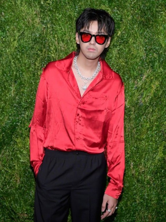 吴亦凡大胆挑战颓废造型，留胡茬惹争议