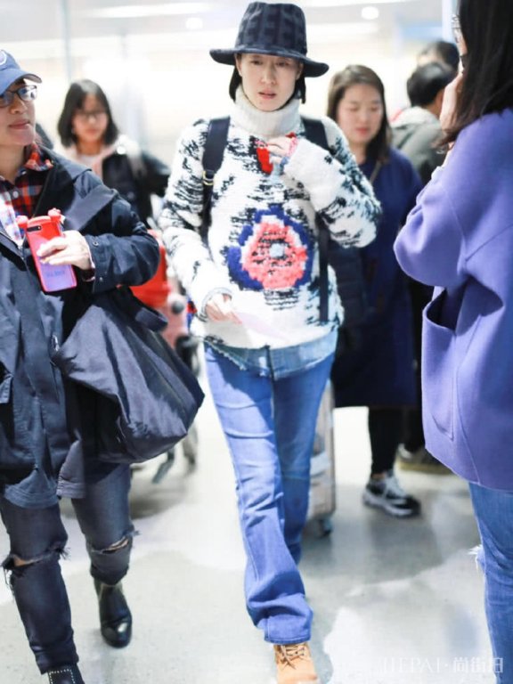 刘敏涛花毛衣搭配喇叭裤,潮味十足