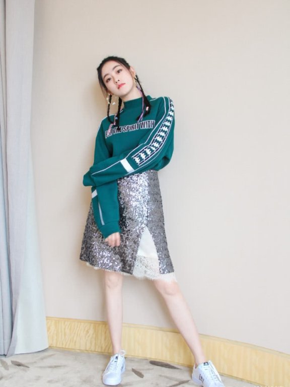 26岁祝绪丹半丸子辫发造型调皮可爱，尽显俏皮女人味