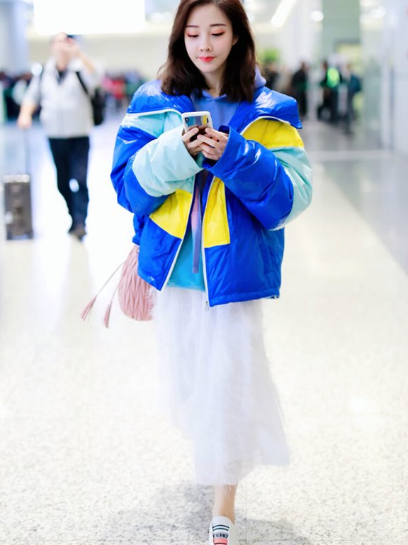 冯提莫尴尬了,5000块买的羽绒服,竟被200块的渐变色卫衣秒杀了