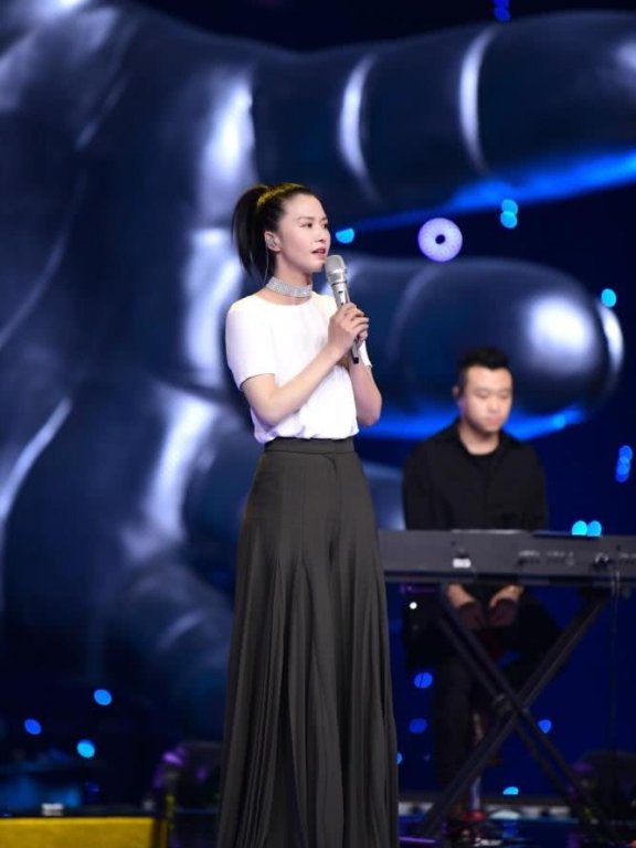 谭维维白色T恤配阔腿裤,脖子上几排“碎钻”吸睛十足