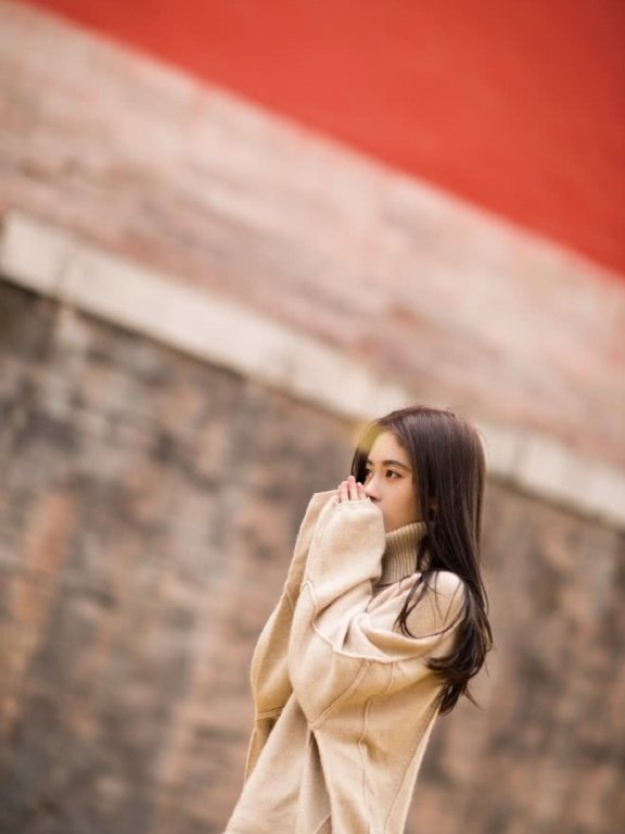 鞠婧祎秋日写真,穿毛衣秒变文艺女神