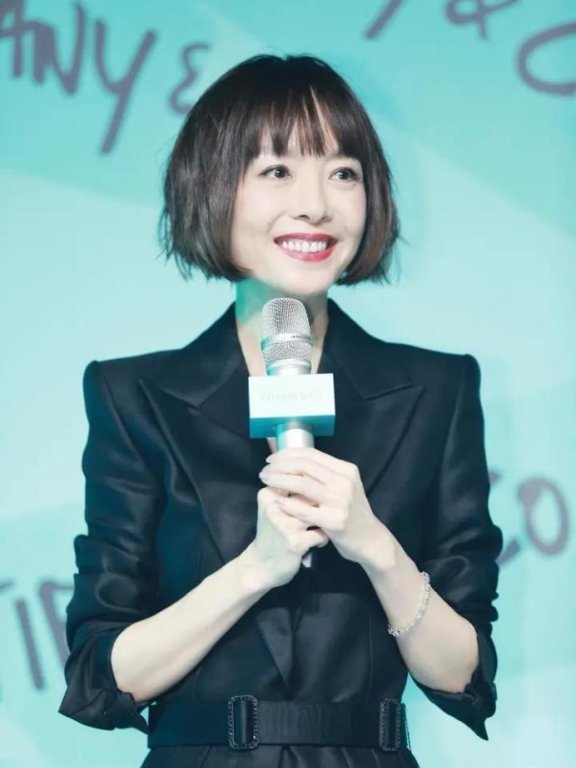 被陈鲁豫发型美哭了,剪波波头造型优雅又大方,连气质都不一样了