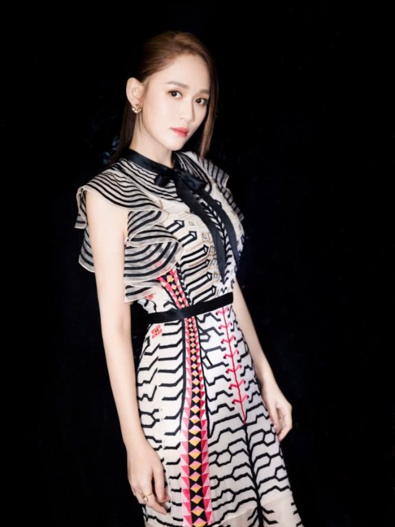 陈乔恩穿鱼尾裙优雅大方，变身“美人鱼”太惊艳