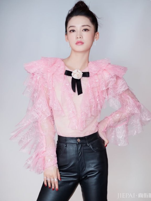 李沁越来越会穿,透视装搭皮裤美起来不低调,28岁仍少女感十足