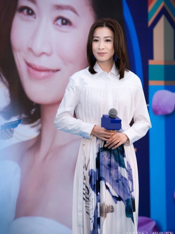 白衬衣搭配百褶裙,让佘诗曼美得清新脱俗