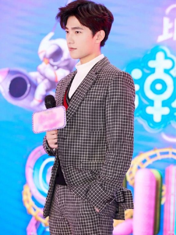 杨洋穿格纹西装出席活动,立体感十足