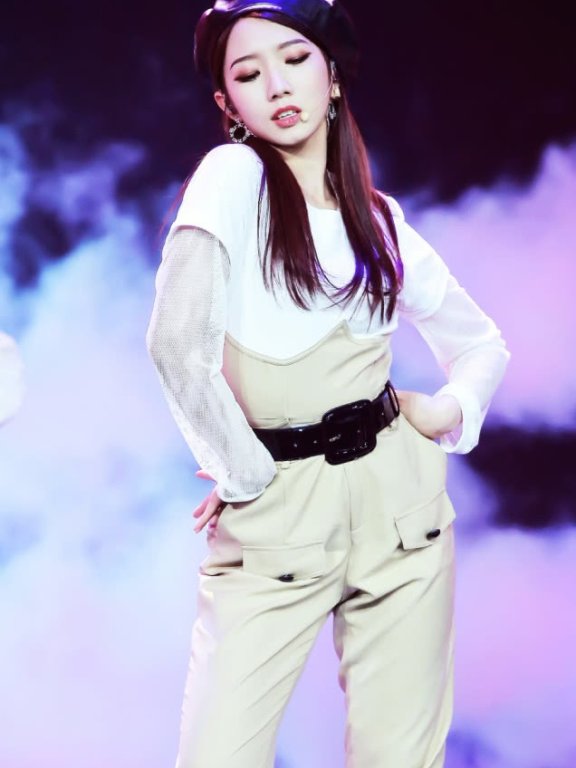 孟美岐的腰带勒出了一圈赘肉?台上的表情亮了