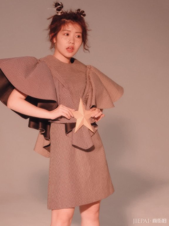 火箭少女新大片,赖美云扎哪吒头画雀斑妆,年轻人真会玩!