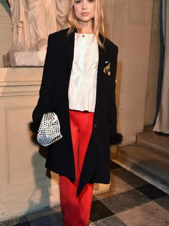 打败嫂子凯特王妃,成“年度最佳着装名人”,还是最美王室成员