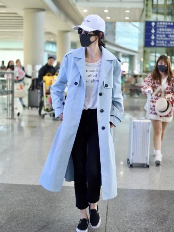 张俪机场街拍，穿简单浅蓝色风衣配八分裤，气场十足
