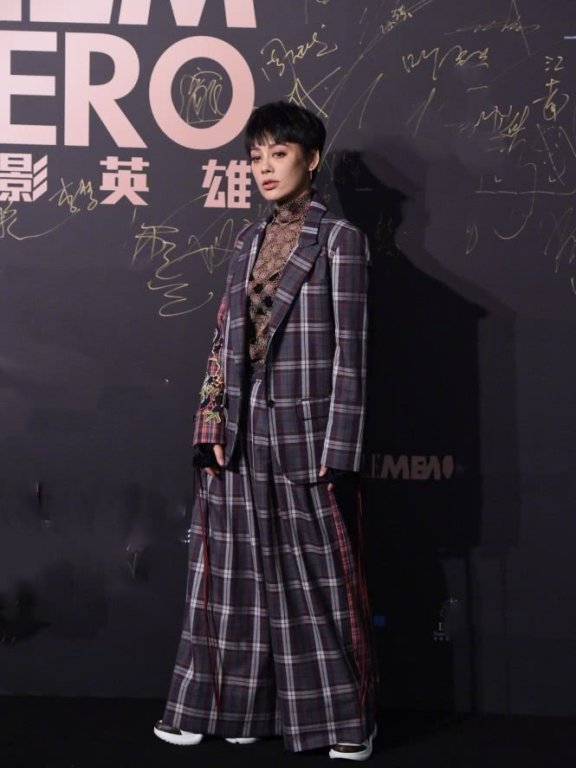 西装肥大不合身,穿上却格外显瘦,46岁宁静穿出Slay效果
