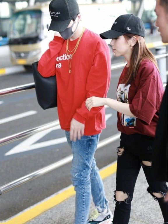 邓紫棋和男友机场街拍,同戴情侣帽酷范十足