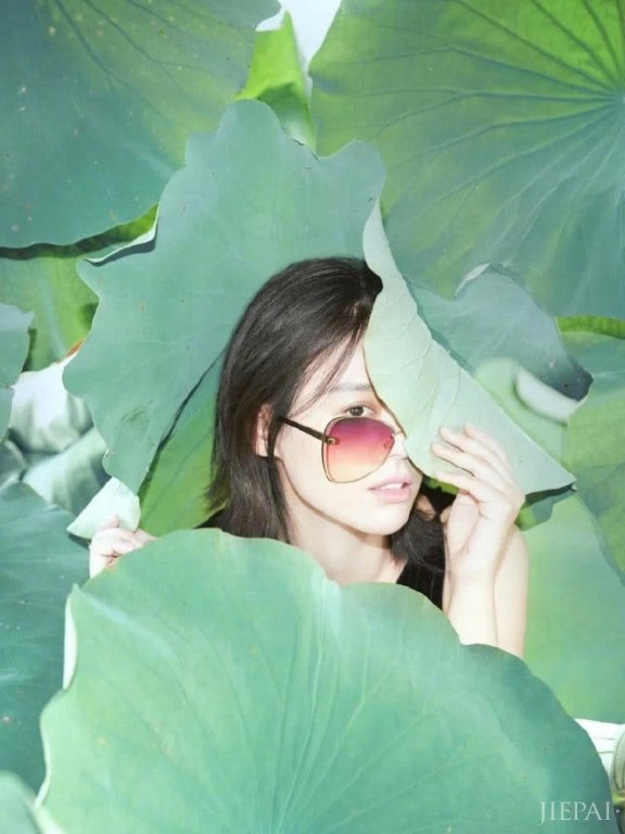 马思纯花衬衫搭配牛仔裤,斜躺破船送亲吻