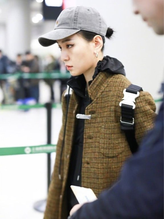 周笔畅穿格纹外套现身机场,搭配中性风牛仔裤,酷酷的