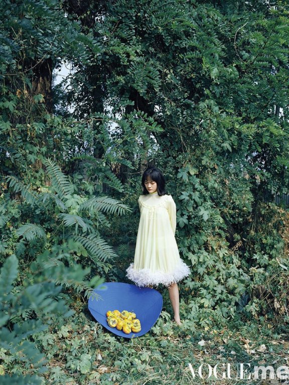 文淇独躺孤舟或以花掩面 演绎女孩的率真