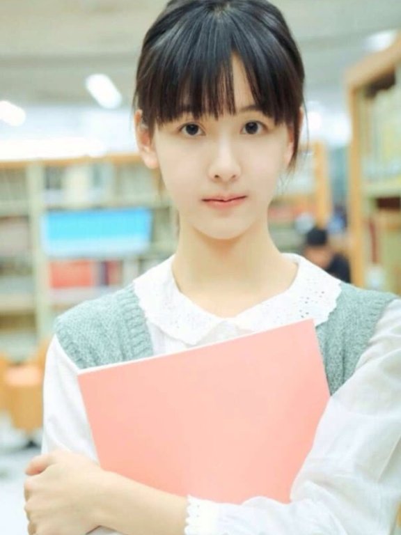 陈都灵出席活动，换发型露额头大变样