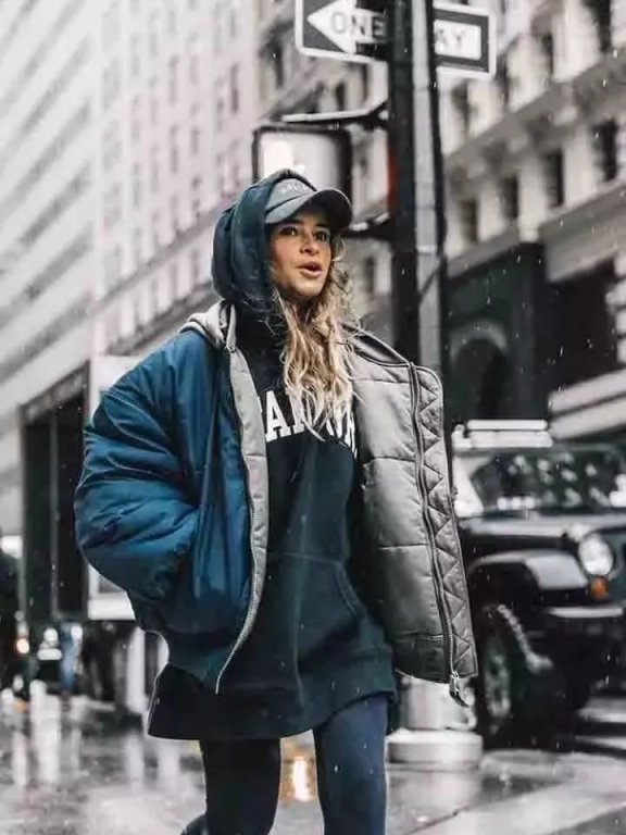 羽绒服+卫衣,保暖又时髦!