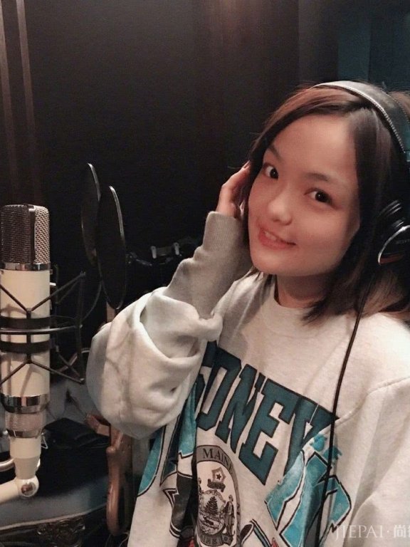 面具也挡不住徐佳莹好看的大眼睛