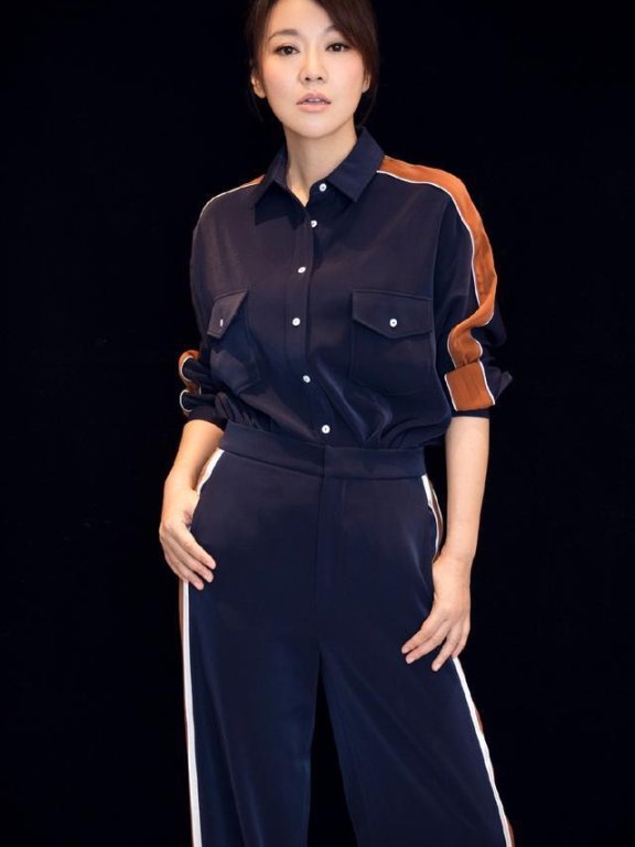 闫妮白色连衣裙仙气十足,直接美成了初恋!