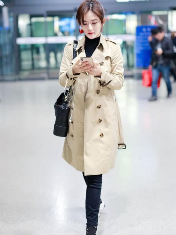 谢娜机场街拍 经典双排扣风衣配小脚裤轻松穿出知性优雅