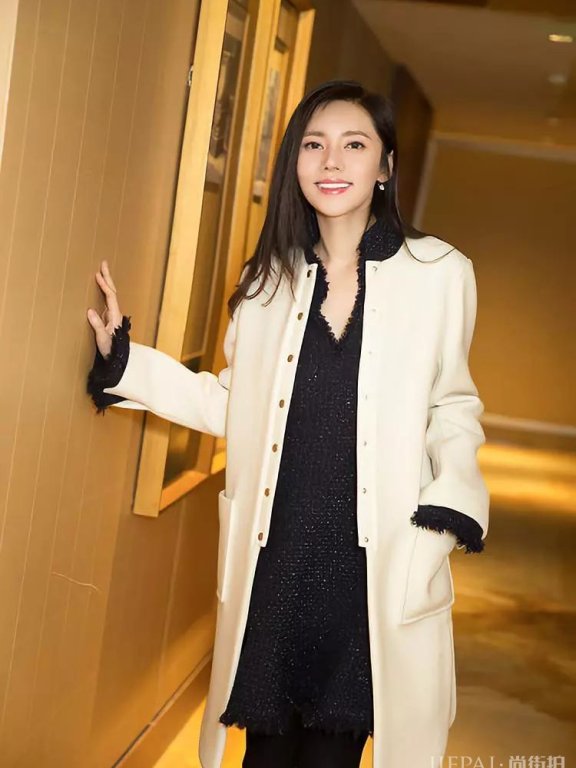 秋瓷炫长裙+大衣很有女人味,很温柔