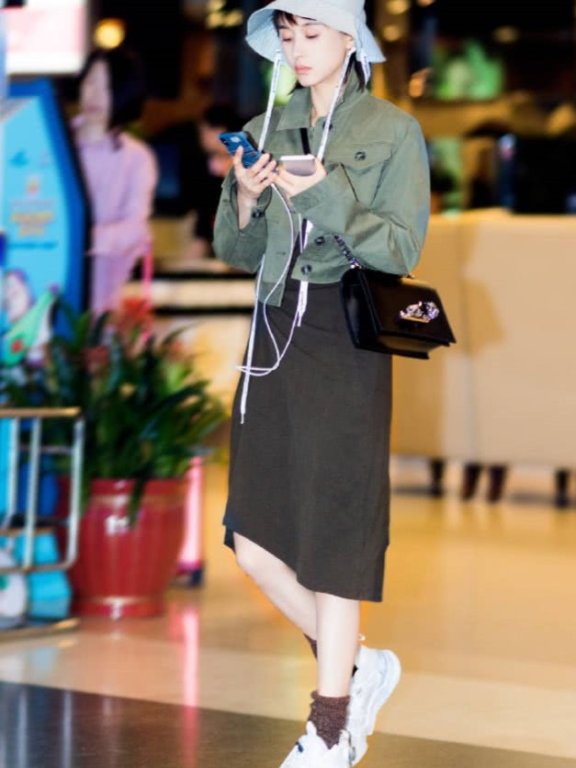 王子文穿一双“马蹄鞋”,162硬是穿出170视觉感!