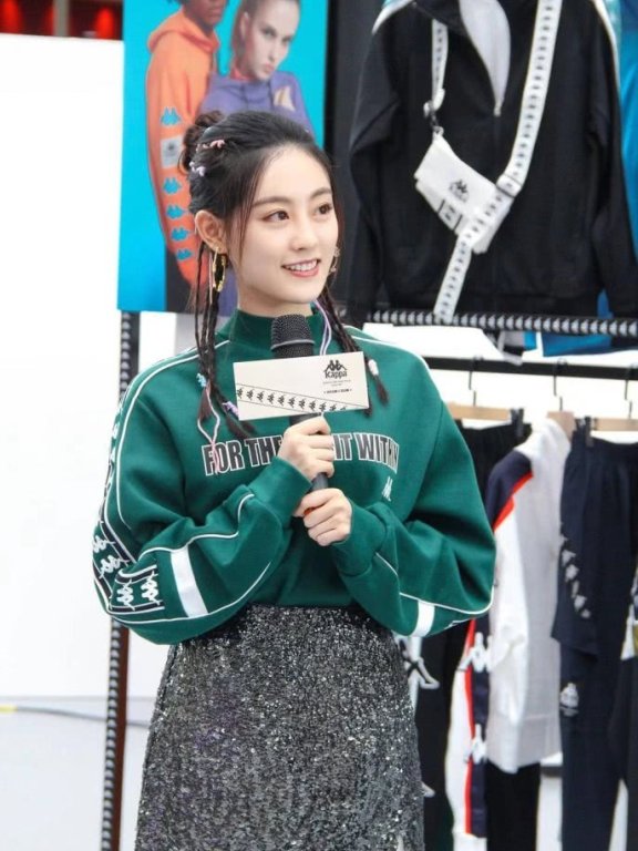 祝绪丹新发型真美,扎半丸子头绑小辫儿,尽显娇俏少女味