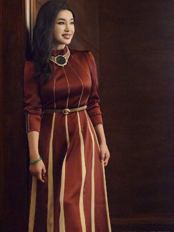 63岁刘晓庆终于不扮嫩了，穿着一条连衣裙，美的让人忘了年龄！