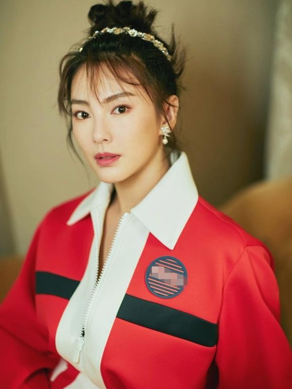 张雨绮红色套装治愈感恩节 写真吸睛演绎甜美豹系性感