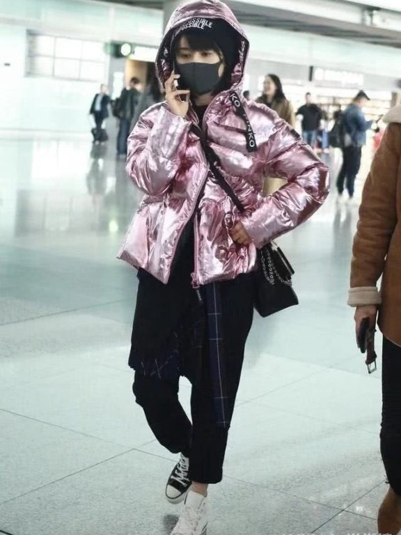 王子文机场街拍 羽绒服上身又美又暖