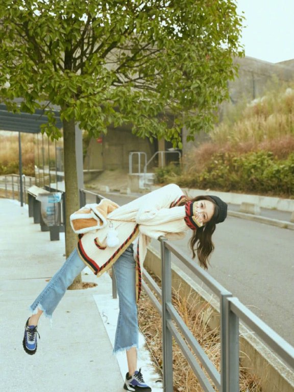 被孙怡的新写真美到了!背着毛绒包少女感爆棚