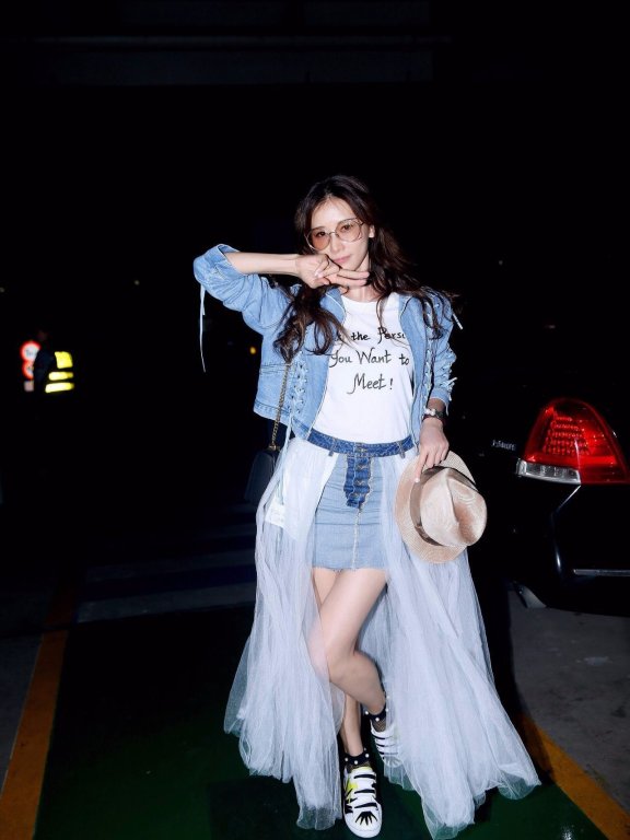 林志玲不秀身材秀针线，裙子缝上蚊帐挡灰尘？