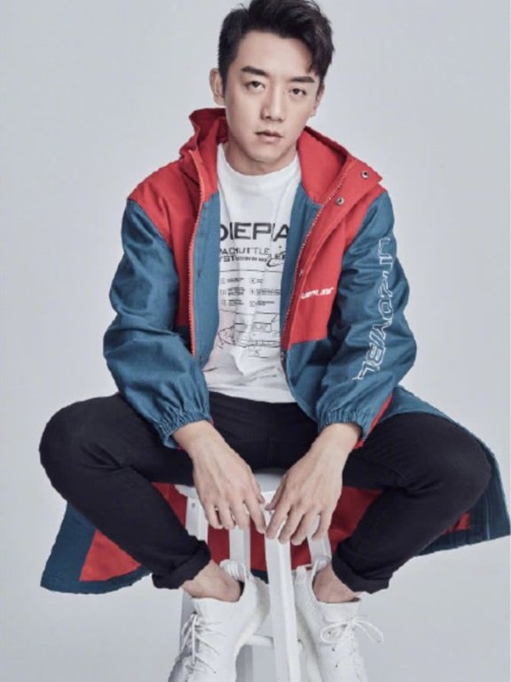 郑恺拍写真,造型百变秒变潮范BOY