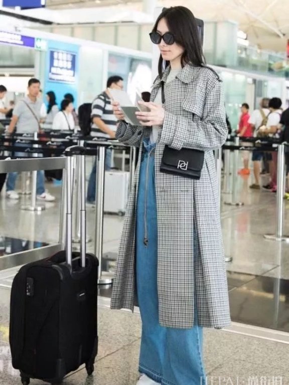 梁洛施胆子真大,把芭比粉毛衣当作普通毛衣穿,上镜圈粉!