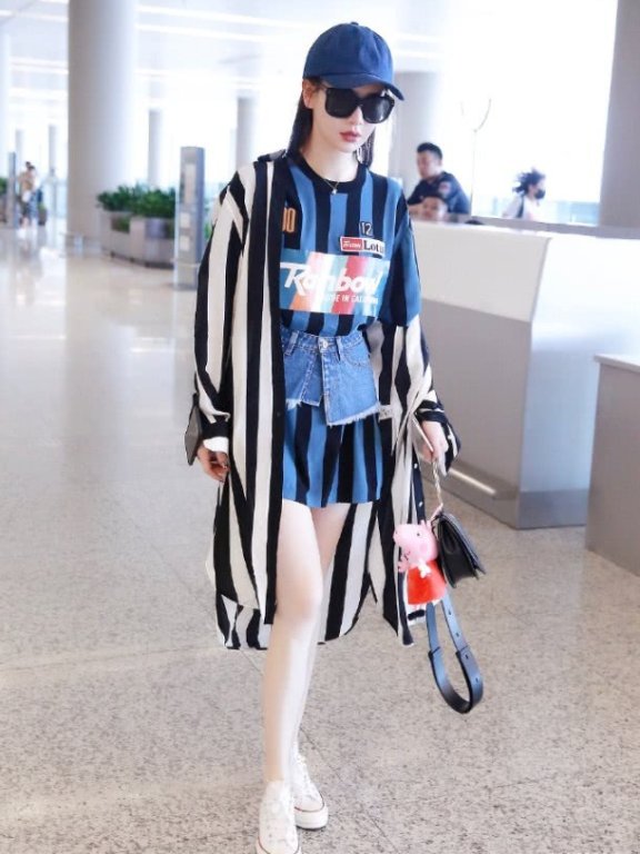 戚薇为秀腿竟把裙子撕掉一半？