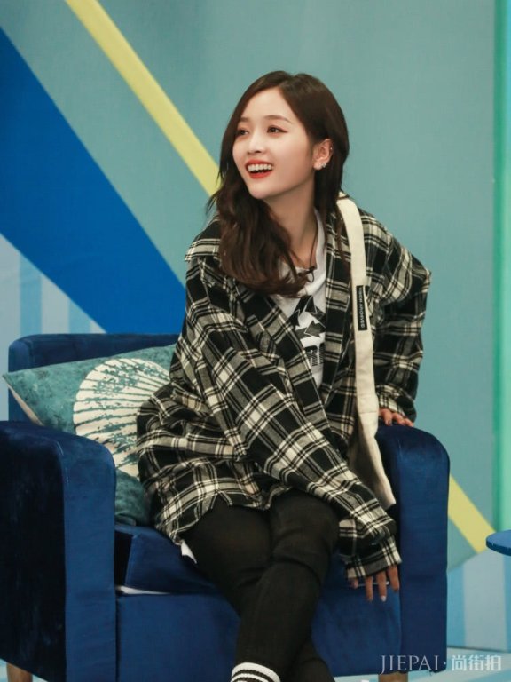 吴宣仪真会玩，格纹衬衫还配露腰装，真是美少女本人