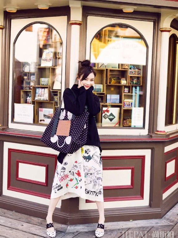 袁姗姗竟把画报拿来当裙子穿?瞬间显嫩10岁不止