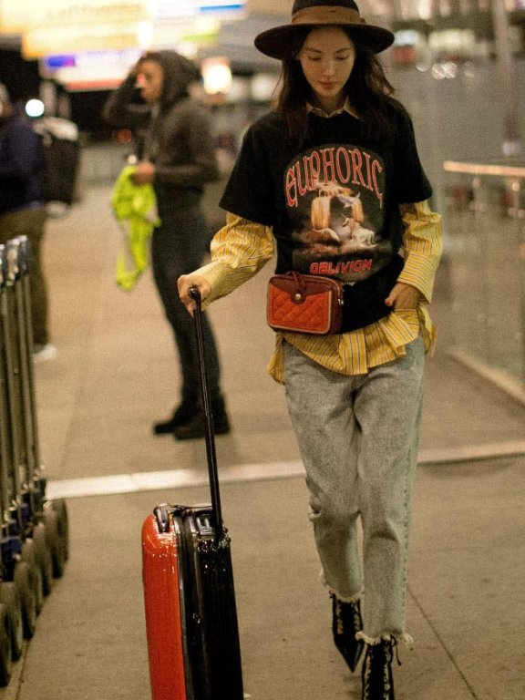 金晨穿“烙饼”＋“铁盒”，造型可圈可点！