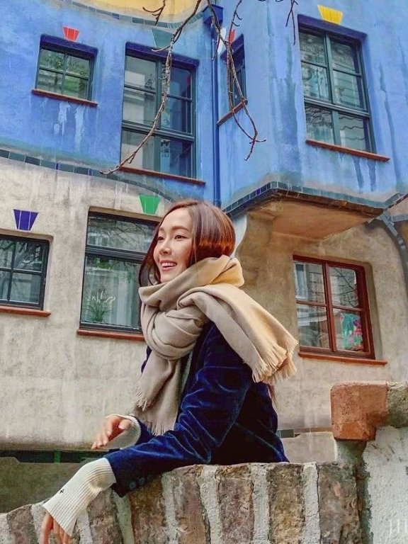 郑秀妍真会穿，白色毛衣搭配牛仔裤，高级感十足！