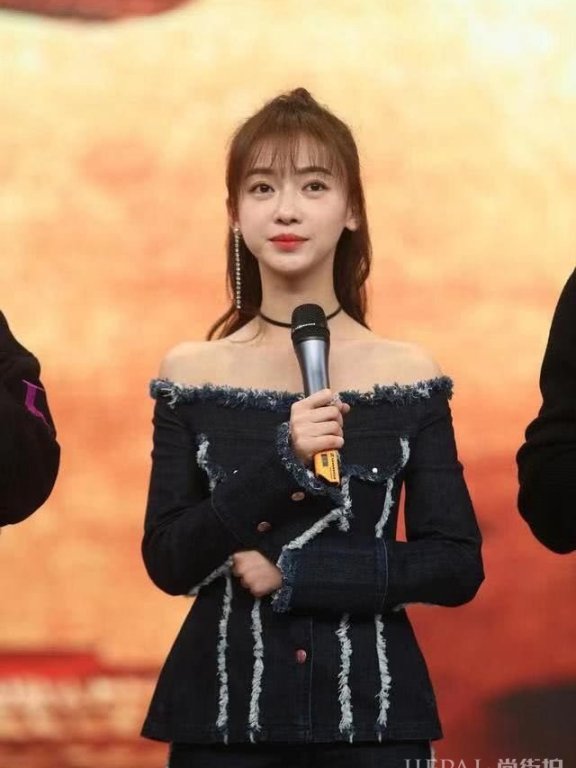 “傅璎CP”再合体,吴谨言穿一字肩扎半马尾,娇俏少女味十足