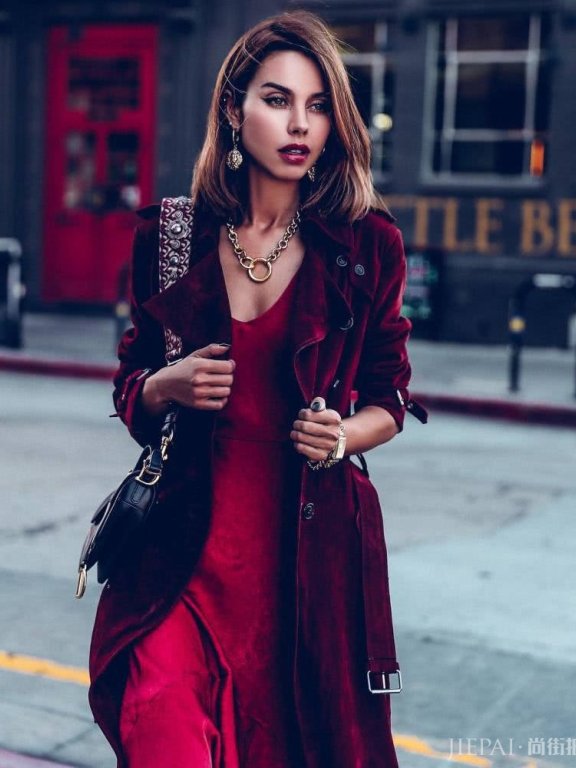 欧美街拍 酒红色大衣＋丝绒裙真不错，立体感十足！
