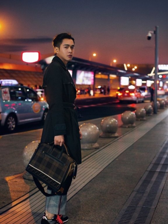 张若昀机场街拍,穿黑色风衣解锁秋冬新时尚,时髦不失温度!